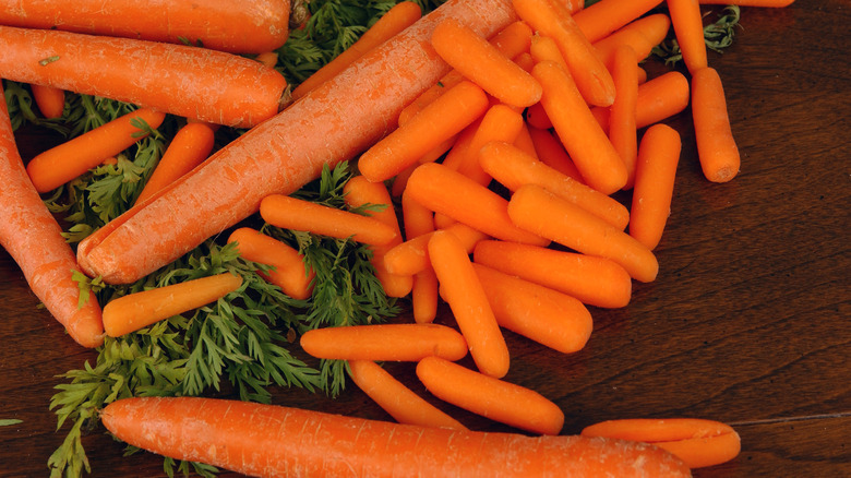 Regular carrots and baby carrots