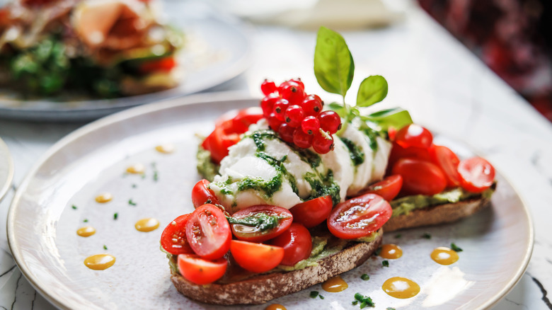 Toast alpukat berlapis tomat
