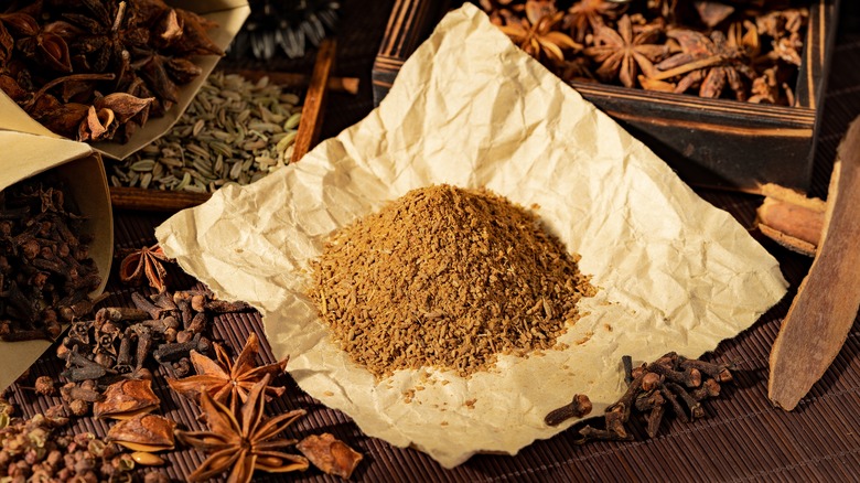 Chinese five-spice powder with whole spices
