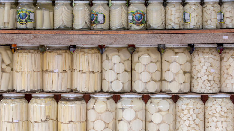Jarred hearts of palm on shelves