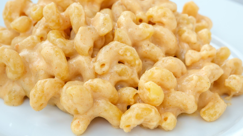 mac and cheese on plate