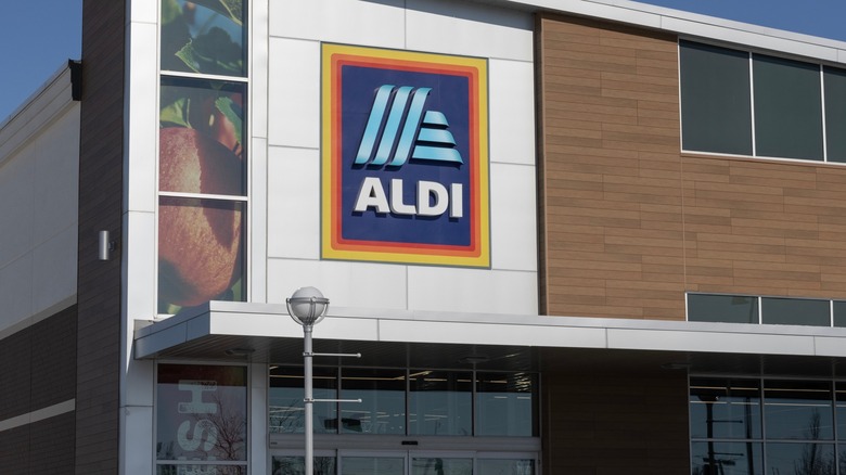 Aldi front entrance sign