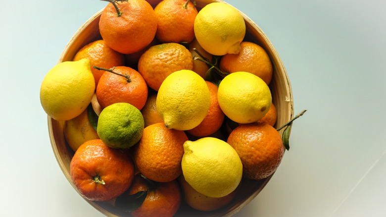 A bowl of oranges and lemons