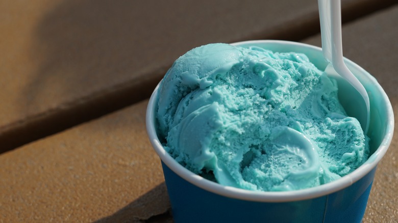 Es krim bulan biru dalam wadah dengan cone