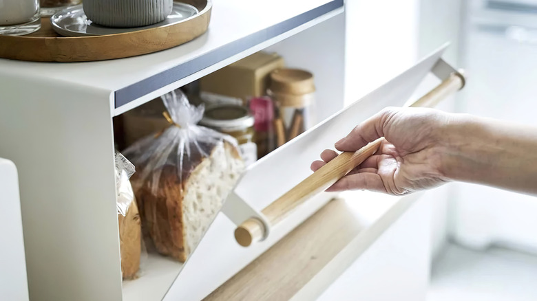 Storing bread 