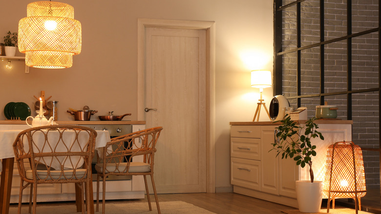 Lamps and other lught sources bring a warm glow to a kitchen.