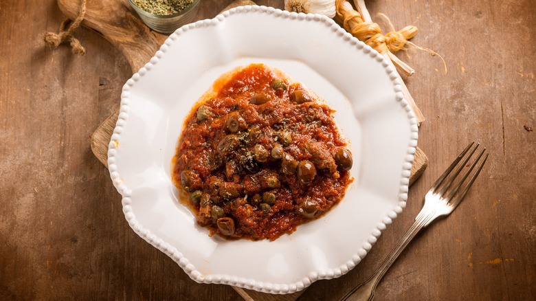 Overhead view of steak pizzaiola on a plate