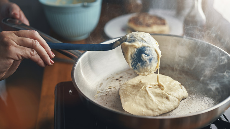 Adonan sendok pancake di wajan