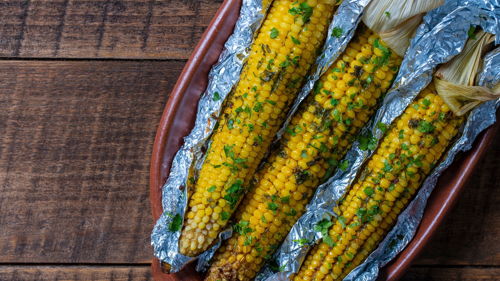 Why You Need Tin Foil For The Most Flavorful Grilled Corn On The Cob