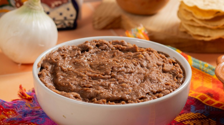 Semangkuk kacang refried