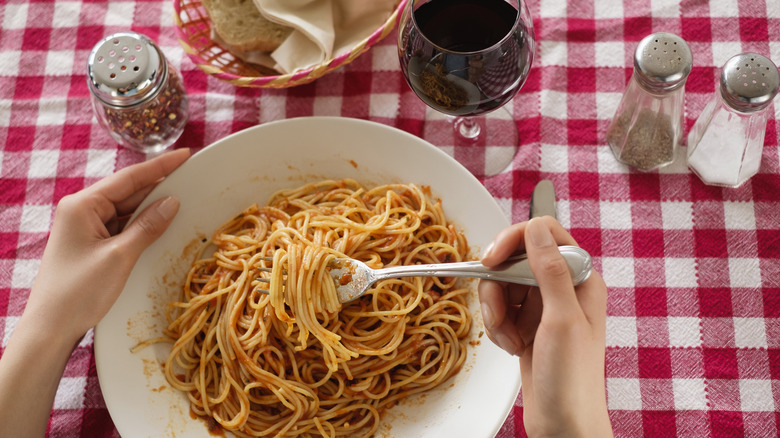 Sepiring spageti di restoran