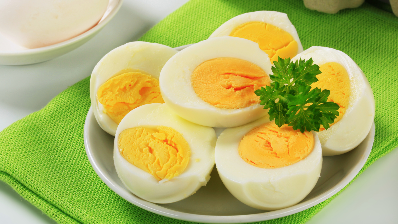 Почему не следует варить самые свежие яйца в холодильнике