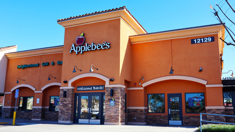 The exterior of an Applebee's restaurant