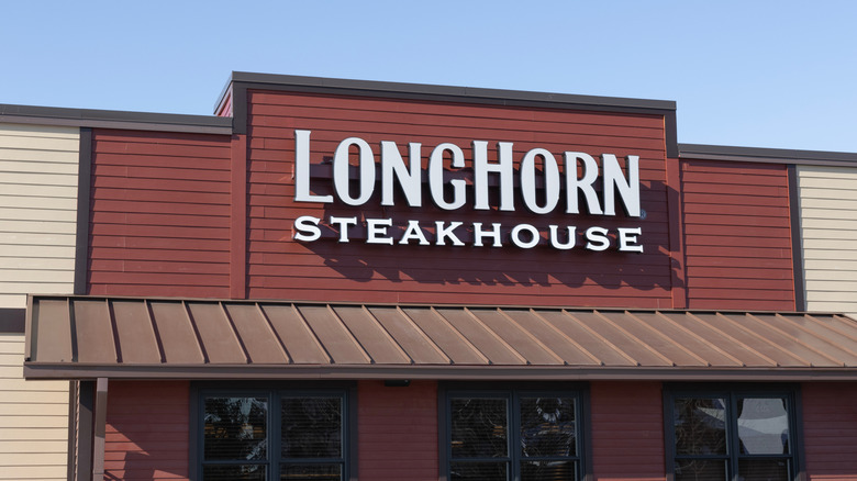 The exterior of a LongHorn steakhouse restaurant