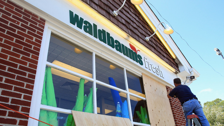 Waldbaum's sign above a window