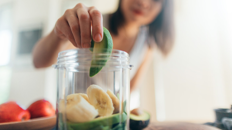 Menjatuhkan alpukat ke dalam blender