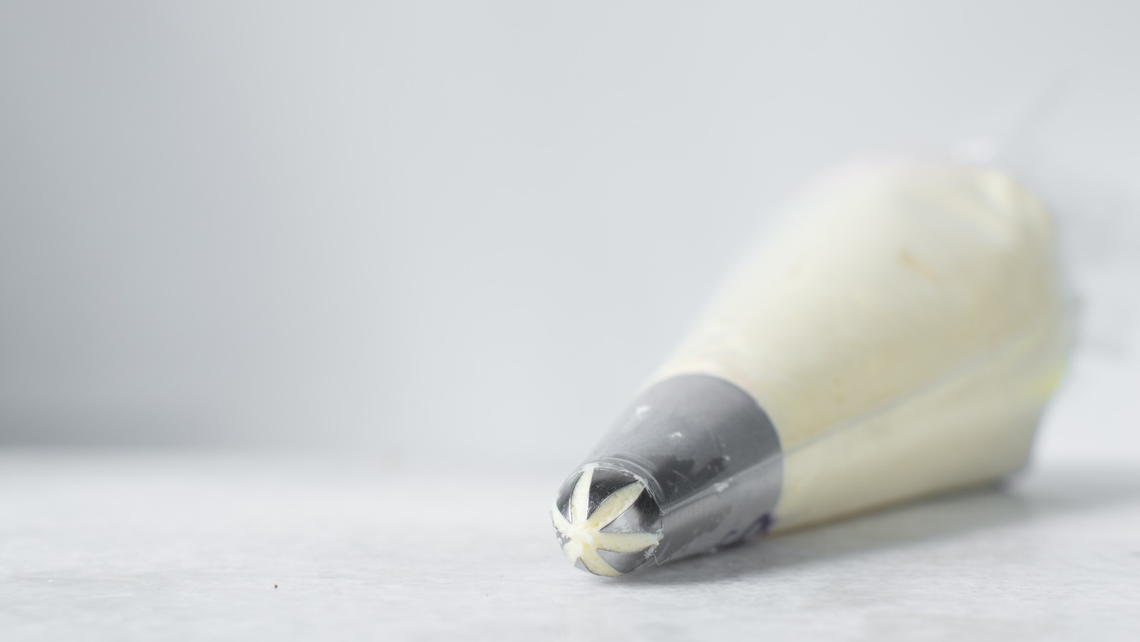 You Can Pipe StoreBought Frosting, But You Need An Extra Step First