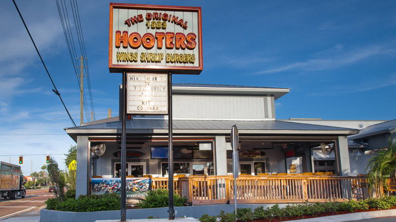 Hooters restaurant exterior