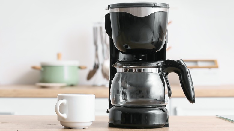 Drip coffee maker and coffee cup