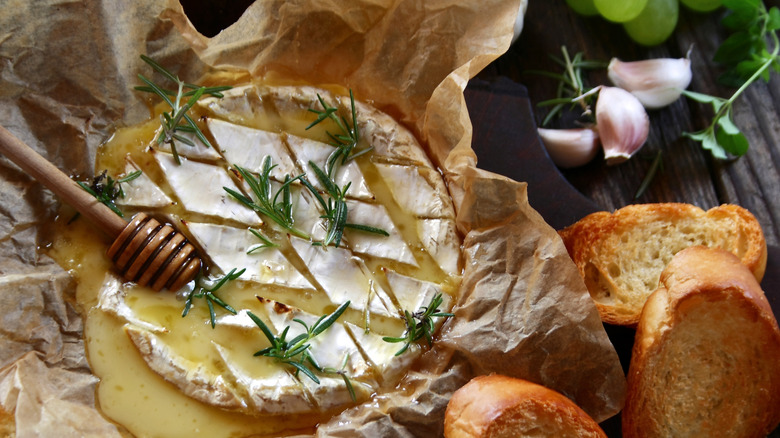 Baked brie with bread slices.