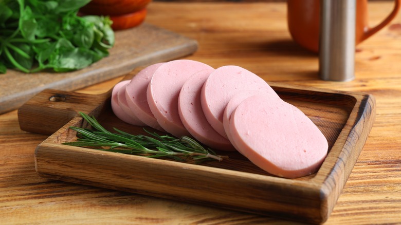Irisan bologna tebal di talenan
