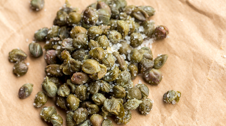 Capers with salt