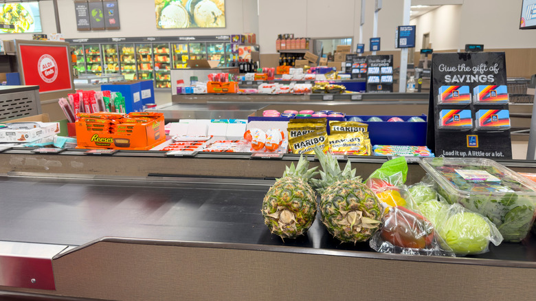Fruits and vegetables at an Aldi checkout.