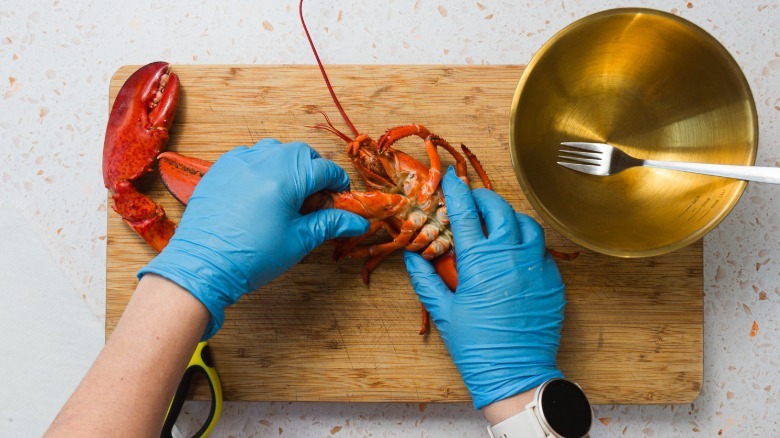 Removing claws from lobster