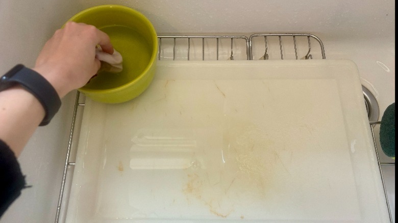 Bleach water put on cutting board