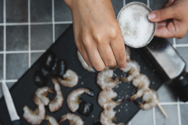 Seasoning shrimp with salt
