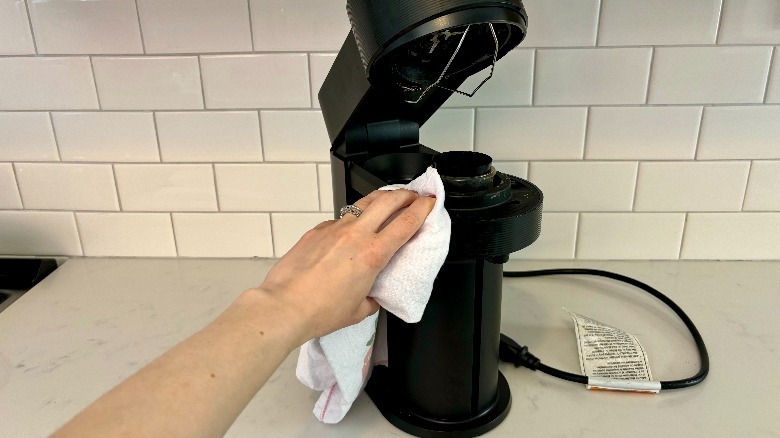 hand and cloth wiping machine