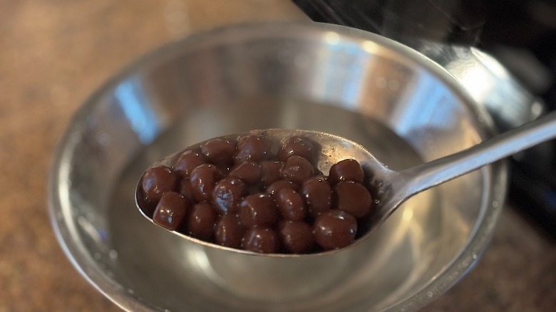 placing boba pearls in bowl of cold water